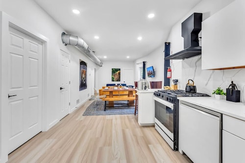 Queen City Flat - Modern Stay