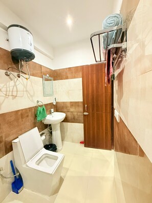 Chuveiro, bidê, toalhas de banho, sabonete