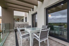 Apartment | Outdoor dining