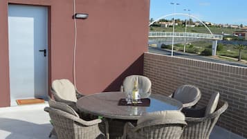 Apartamento | Restaurante al aire libre