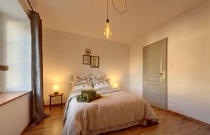 3 habitaciones, tabla de planchar con plancha y cuna de viaje 