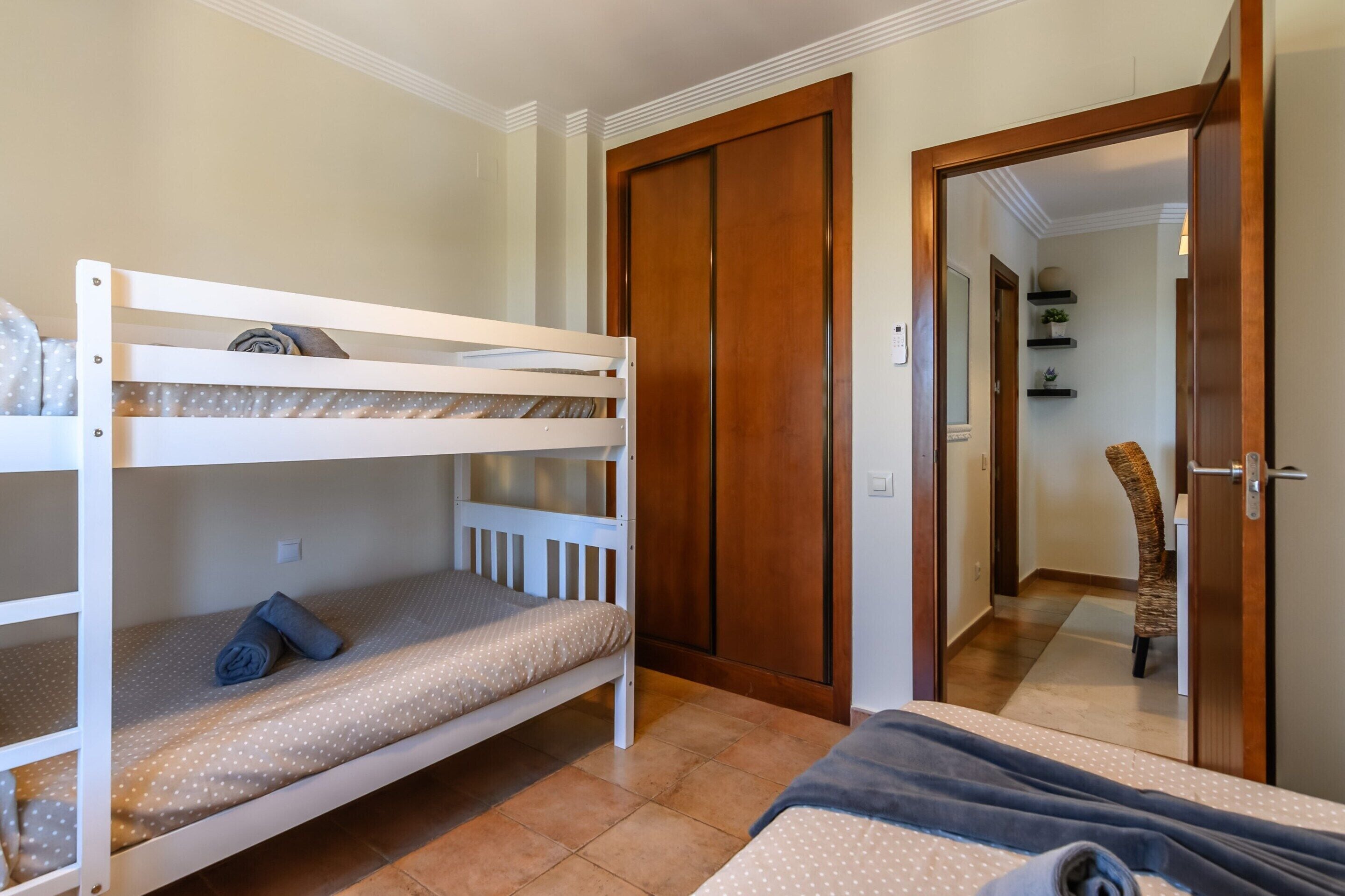 3 habitaciones y tabla de planchar con plancha 