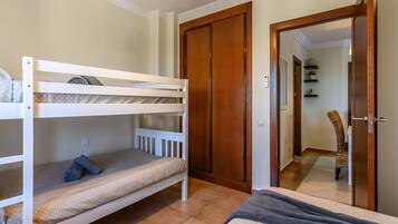 3 habitaciones y tabla de planchar con plancha