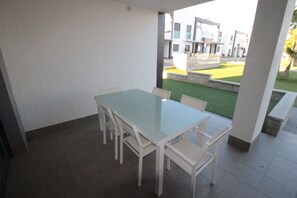 Apartment | Outdoor dining