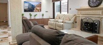 Huge 5BR Villa with Rooftop Lounge/BBQ ZONE/PRIVATE POOL in delightful Chlorakas