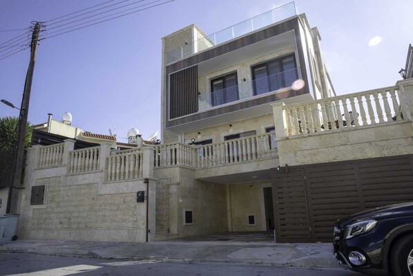 Exterior - Huge 5BR Villa with Rooftop Lounge/BBQ ZONE/PRIVATE POOL in delightful Chlorakas (Chlorakas)