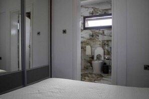 5 bedrooms, iron/ironing board, free WiFi