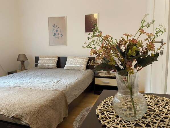 2 bedrooms, iron/ironing board, WiFi