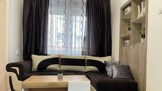 A modern living room with a sofa, a coffee table, and a side table. - Cozy & Stylish Townhouse in Central Niš w/ 2BR • WiFi • AC (Niš)