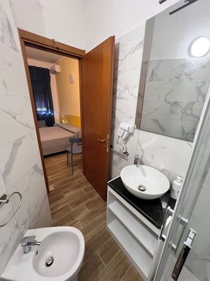 Douche, sĂšche-cheveux, bidet, serviettes fournies