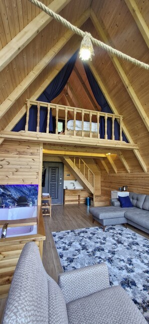 Espacio para trabajar con laptop y cortinas blackout 