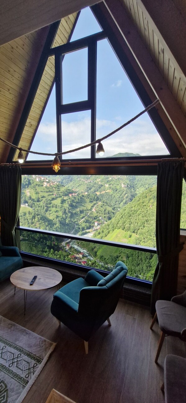 Espacio para trabajar con laptop y cortinas blackout 