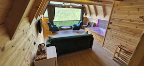 Luksusbungalow, patio, jokinäköala | Kannettavalle tietokoneelle sopiva työtila, pimennysverhot, äänieristys