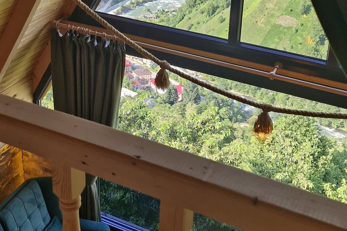 Bangalô superluxo, varanda, vista para o rio | Espaço de trabalho para notebook, cortinas blackout