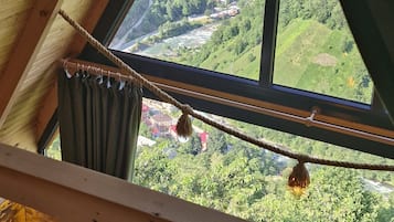 Bungalow de lujo, patio, vista al río | Espacio para trabajar con laptop, cortinas blackout y insonorización
