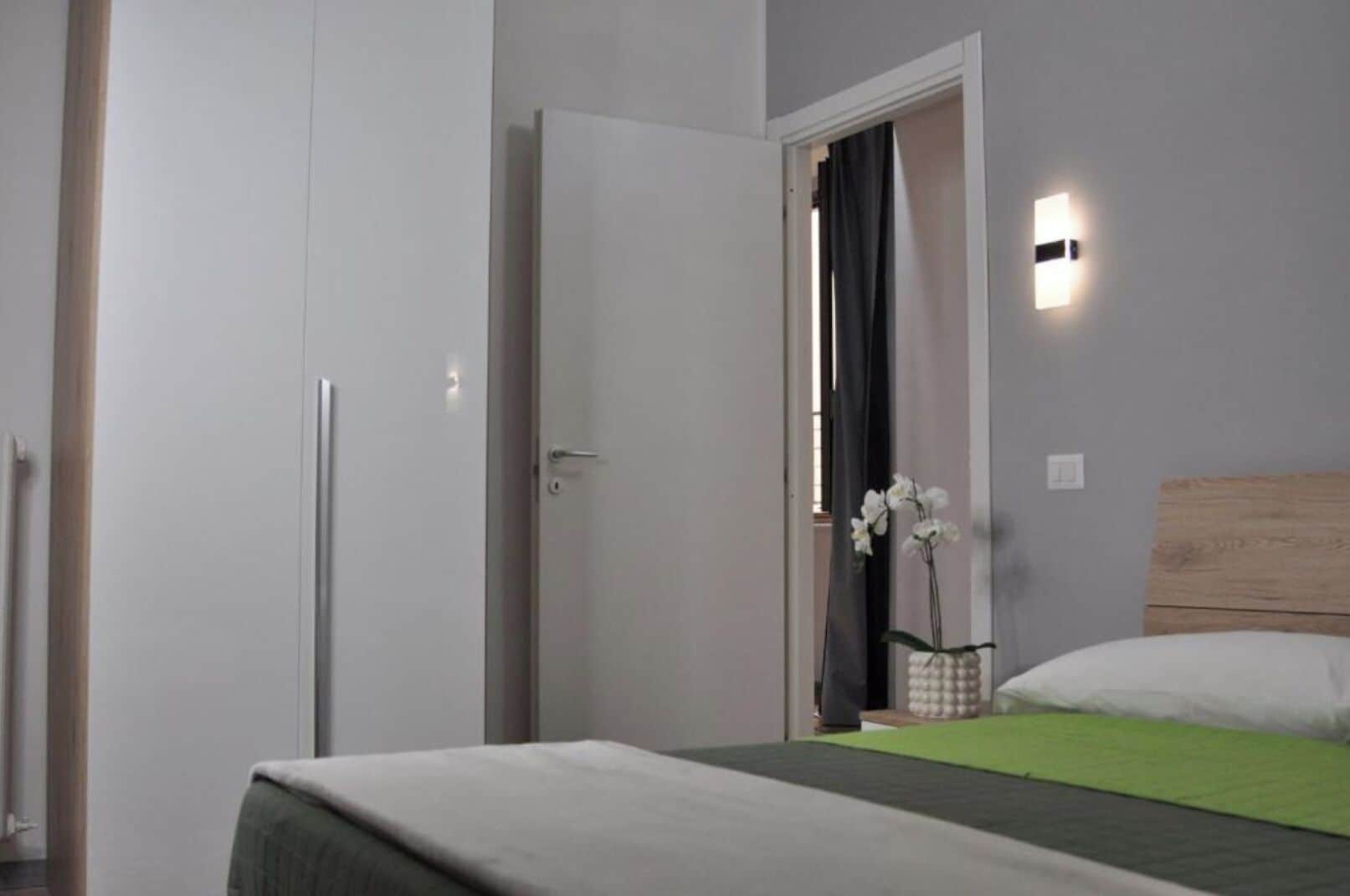 3 habitaciones, tabla de planchar con plancha y cuna de viaje 