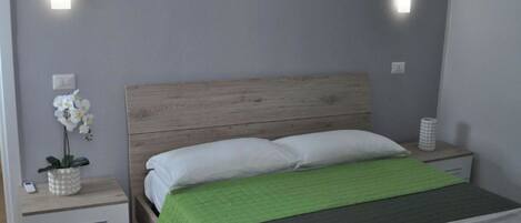 3 bedrooms, iron/ironing board, travel crib, WiFi (free)