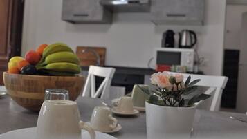 Coffee/tea maker, fridge, microwave, stovetop