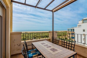 Apartment | Outdoor dining