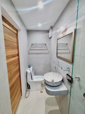 Superior Double Room | Bathroom | Shower, free toiletries, towels, soap