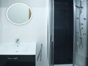 Bathroom - Cozy ski-in studio in Les Orres with balcony, pets allowed (Les Orres)