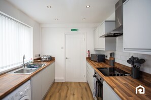 Kjøleskap, mikrobølgeovn, ovn og kokeplater