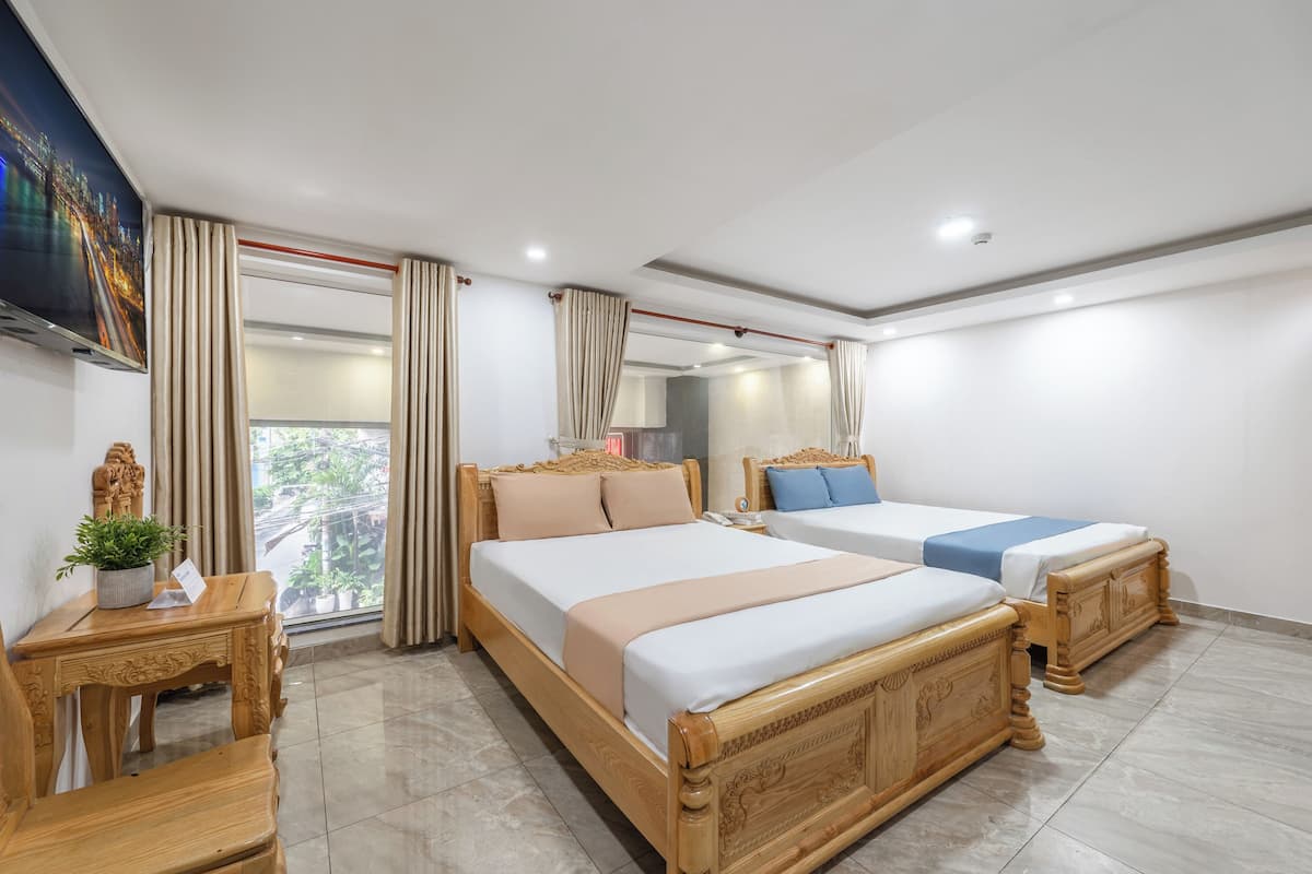 Family Twin Room, City View | Meja, Wi-fi percuma