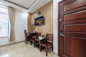 Deluxe Double Room, City View | Meja, Wi-fi percuma