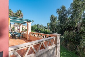 Apartment | Outdoor dining