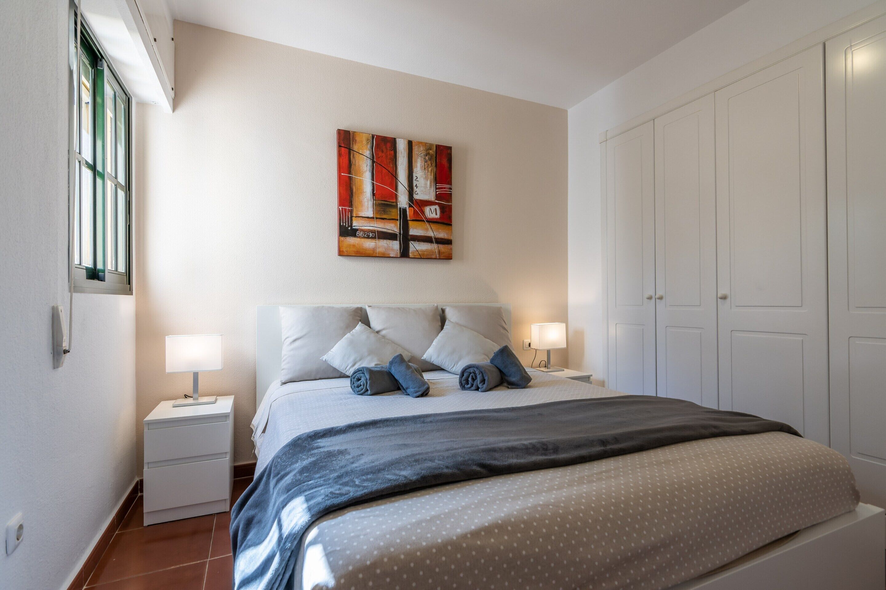 Apartamento | 1 dormitorio y tabla de planchar con plancha