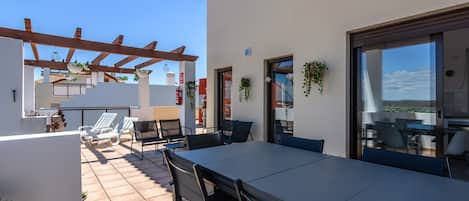 Apartment | Outdoor dining