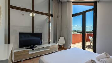 3 habitaciones y tabla de planchar con plancha