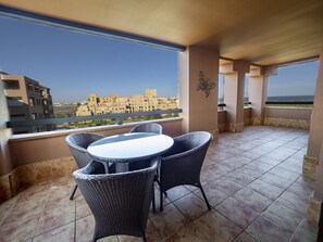 Apartment | Outdoor dining