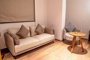 Executive-Zimmer | Schreibtisch, laptopgeeigneter Arbeitsplatz, kostenloses WLAN