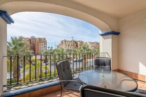 Apartment | Outdoor dining