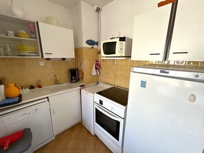 Fridge, microwave, oven, stovetop - Air-Conditioned Apartment with Terrace and Parking (Argelès-sur-Mer)