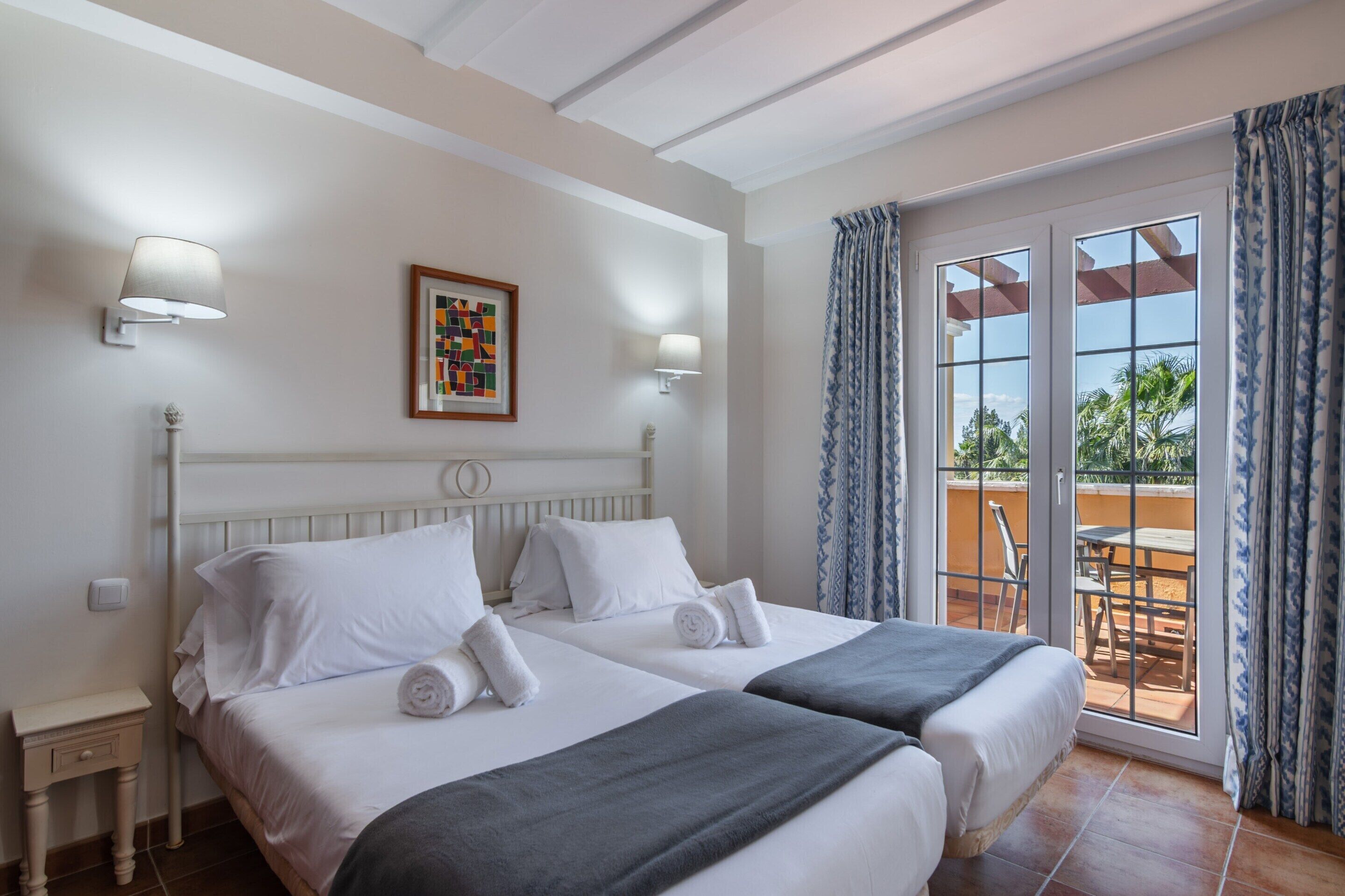 2 عدّة غرف نوم ومكواة/لوح كي