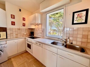 Kühlschrank, Mikrowelle, Herdplatte, Geschirrspüler