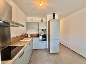 Fridge, oven, stovetop, dishwasher