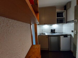 Macchina per tè/caffè, frigorifero, microonde, piano cottura