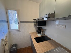 Fridge, oven, stovetop, coffee/tea maker