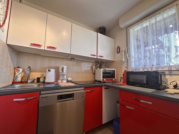 Refrigerador, microondas, lavavajillas y cafetera y tetera 