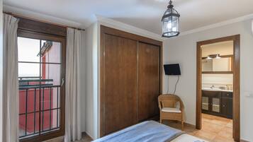 2 habitaciones y tabla de planchar con plancha