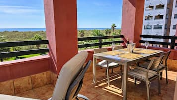 Apartment | Outdoor dining