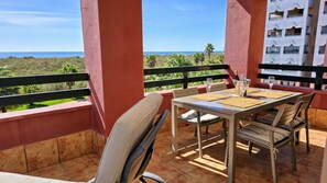 Apartment | Outdoor dining - Punta Moral Seafront Apartment (Ayamonte)