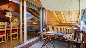 A wooden interior with a dining table, chairs, and a bench. - Beautiful apartment for 6 people with WIFI, TV, balcony and panoramic view (Les Diablerets)