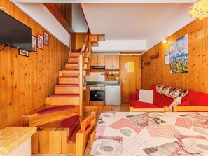 Interior - Nice apartment for 5 guests with TV and patio (Mezzana)