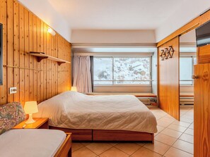 2 bedrooms, travel cot - Nice apartment for 5 guests with TV and patio (Mezzana)
