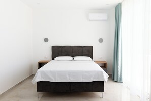 5 bedrooms, WiFi, bed sheets