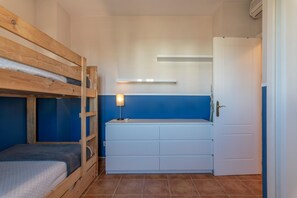 Departamento | 2 habitaciones y tabla de planchar con plancha 